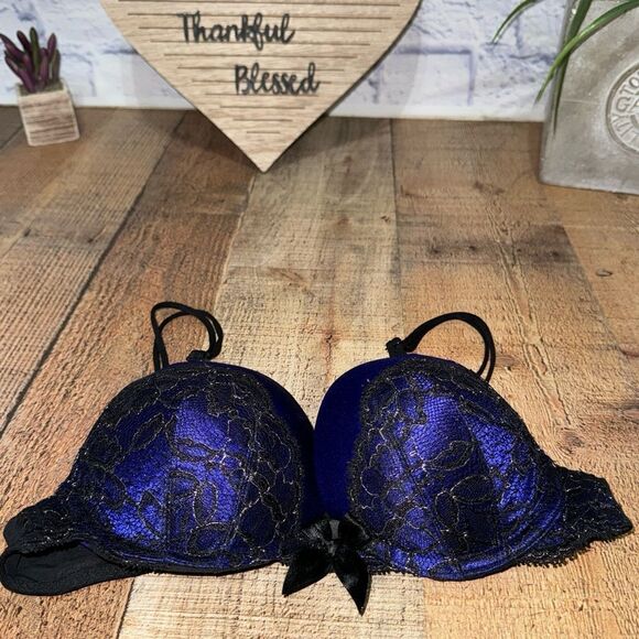 Victoria’s Secret very sexy plunge 32A - Picture 4 of 9